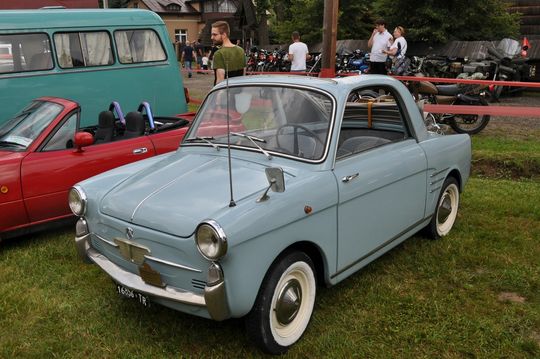 samochody i motocykle i ich kierowcy biorący udział w zlocie samochodowym