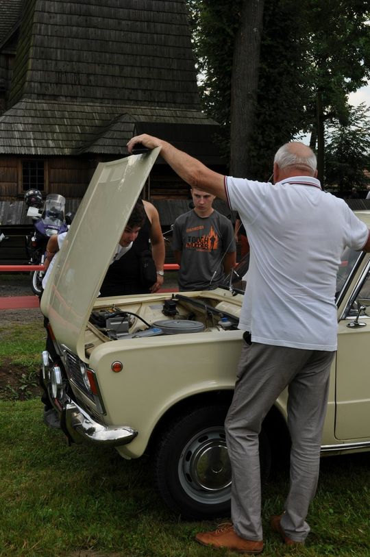 samochody i motocykle i ich kierowcy biorący udział w zlocie samochodowym