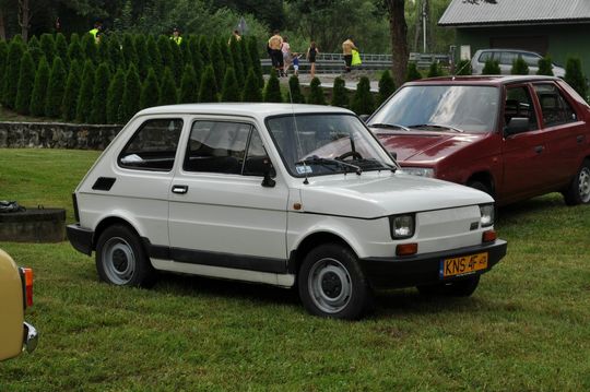 samochody i motocykle i ich kierowcy biorący udział w zlocie samochodowym