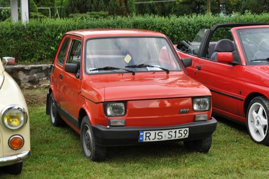 samochody i motocykle i ich kierowcy biorący udział w zlocie samochodowym