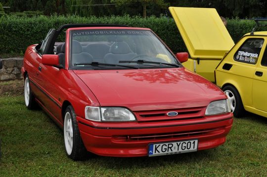 samochody i motocykle i ich kierowcy biorący udział w zlocie samochodowym