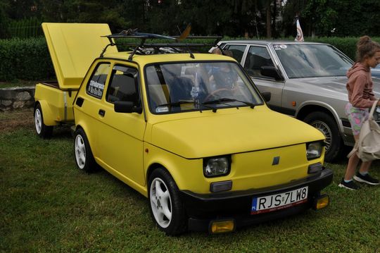 samochody i motocykle i ich kierowcy biorący udział w zlocie samochodowym