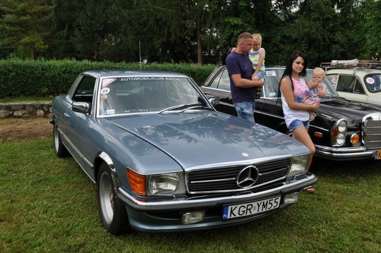 samochody i motocykle i ich kierowcy biorący udział w zlocie samochodowym