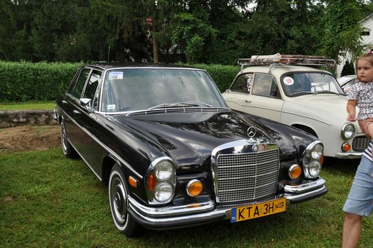 samochody i motocykle i ich kierowcy biorący udział w zlocie samochodowym