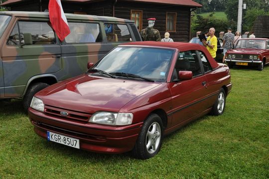 samochody i motocykle i ich kierowcy biorący udział w zlocie samochodowym