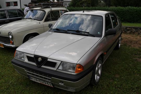 samochody i motocykle i ich kierowcy biorący udział w zlocie samochodowym