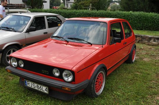 samochody i motocykle i ich kierowcy biorący udział w zlocie samochodowym