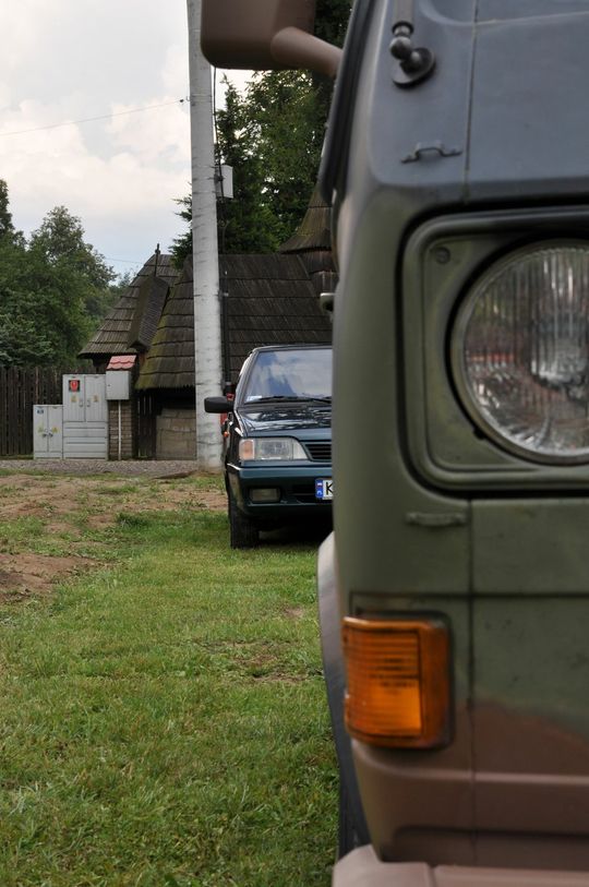 samochody i motocykle i ich kierowcy biorący udział w zlocie samochodowym