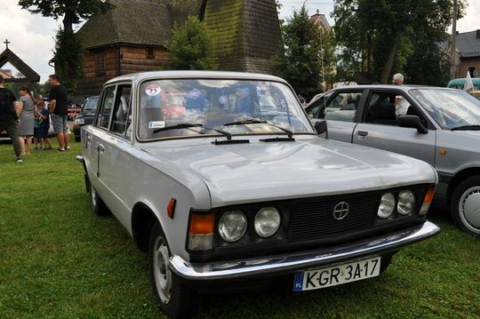 samochody i motocykle i ich kierowcy biorący udział w zlocie samochodowym