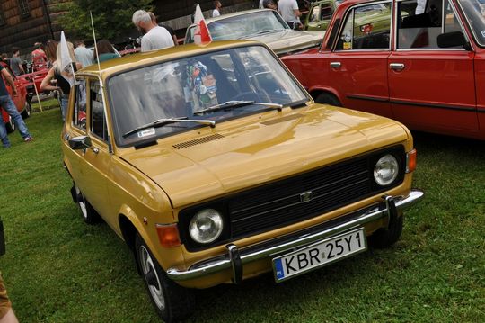 samochody i motocykle i ich kierowcy biorący udział w zlocie samochodowym