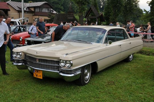 samochody i motocykle i ich kierowcy biorący udział w zlocie samochodowym