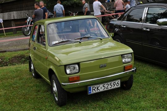 samochody i motocykle i ich kierowcy biorący udział w zlocie samochodowym