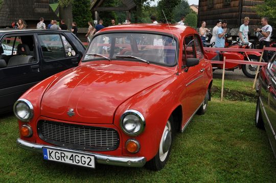 samochody i motocykle i ich kierowcy biorący udział w zlocie samochodowym