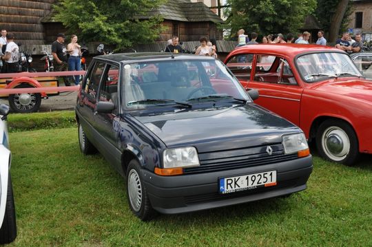 samochody i motocykle i ich kierowcy biorący udział w zlocie samochodowym