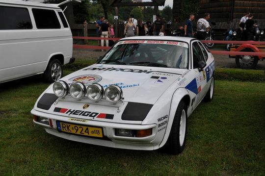 samochody i motocykle i ich kierowcy biorący udział w zlocie samochodowym