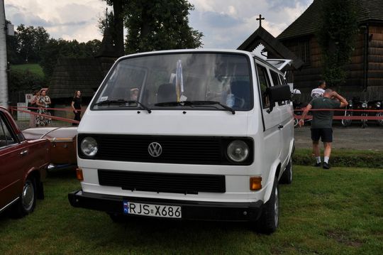 samochody i motocykle i ich kierowcy biorący udział w zlocie samochodowym