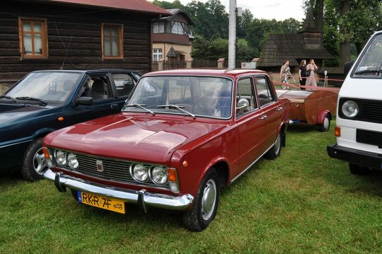 samochody i motocykle i ich kierowcy biorący udział w zlocie samochodowym