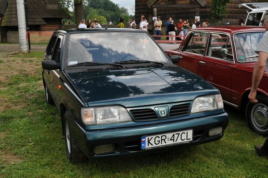 samochody i motocykle i ich kierowcy biorący udział w zlocie samochodowym