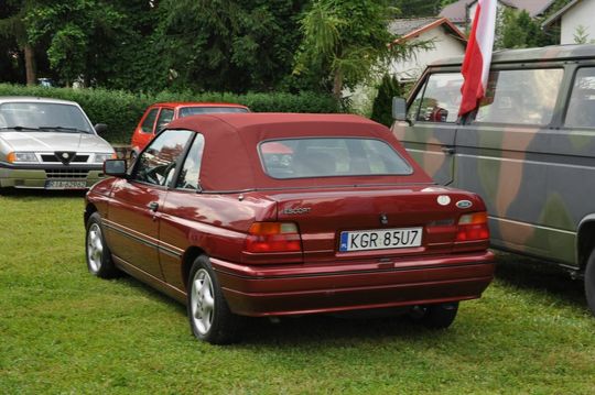 samochody i motocykle i ich kierowcy biorący udział w zlocie samochodowym