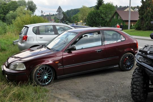 samochody i motocykle i ich kierowcy biorący udział w zlocie samochodowym