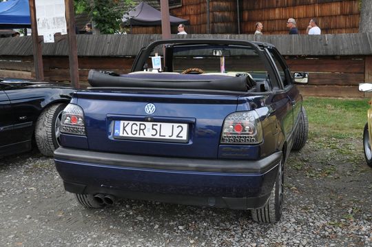 samochody i motocykle i ich kierowcy biorący udział w zlocie samochodowym