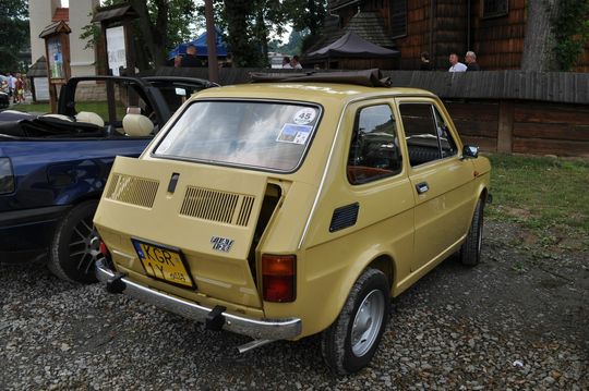 samochody i motocykle i ich kierowcy biorący udział w zlocie samochodowym