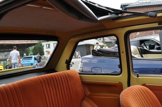 samochody i motocykle i ich kierowcy biorący udział w zlocie samochodowym