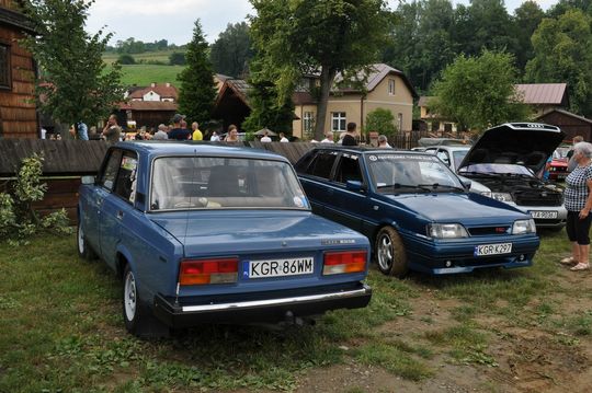 samochody i motocykle i ich kierowcy biorący udział w zlocie samochodowym