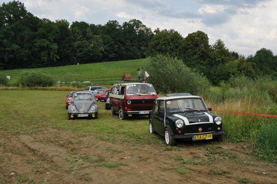 samochody i motocykle i ich kierowcy biorący udział w zlocie samochodowym
