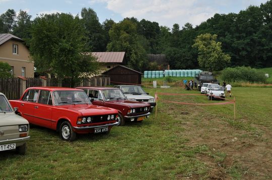 samochody i motocykle i ich kierowcy biorący udział w zlocie samochodowym