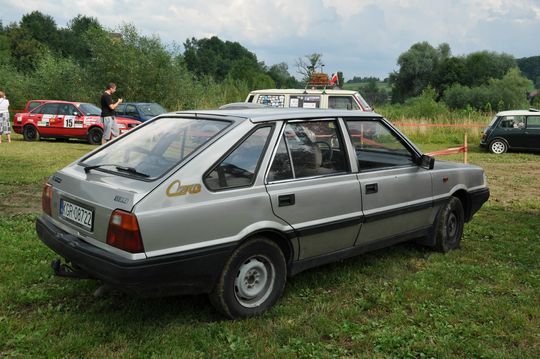 samochody i motocykle i ich kierowcy biorący udział w zlocie samochodowym