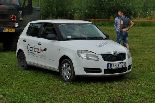 samochody i motocykle i ich kierowcy biorący udział w zlocie samochodowym