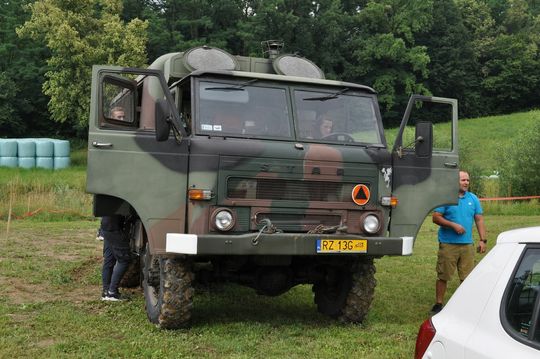 samochody i motocykle i ich kierowcy biorący udział w zlocie samochodowym