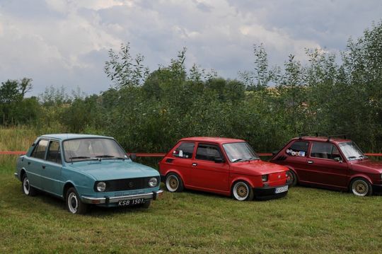 samochody i motocykle i ich kierowcy biorący udział w zlocie samochodowym