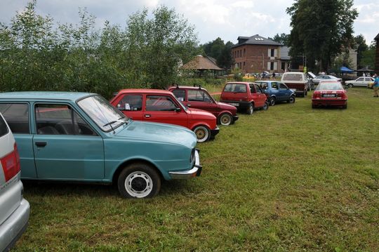 samochody i motocykle i ich kierowcy biorący udział w zlocie samochodowym