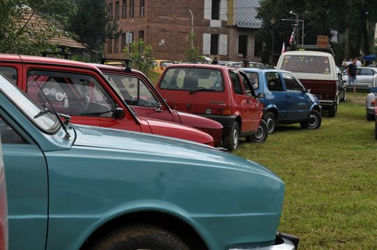 samochody i motocykle i ich kierowcy biorący udział w zlocie samochodowym