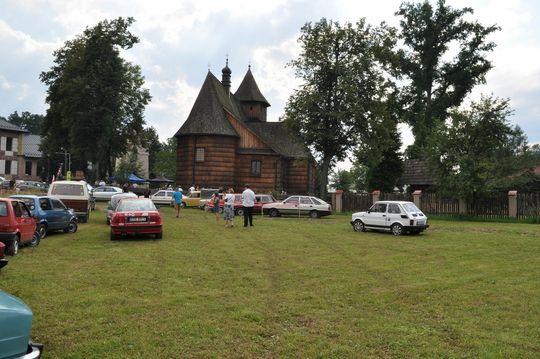 samochody i motocykle i ich kierowcy biorący udział w zlocie samochodowym