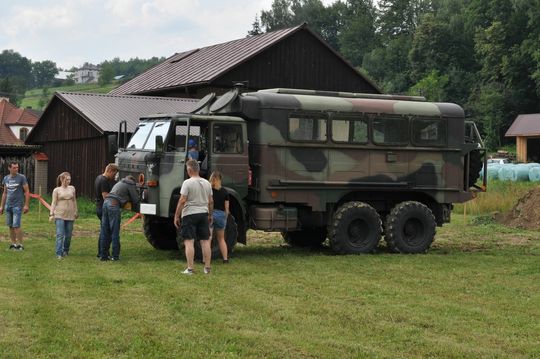 samochody i motocykle i ich kierowcy biorący udział w zlocie samochodowym