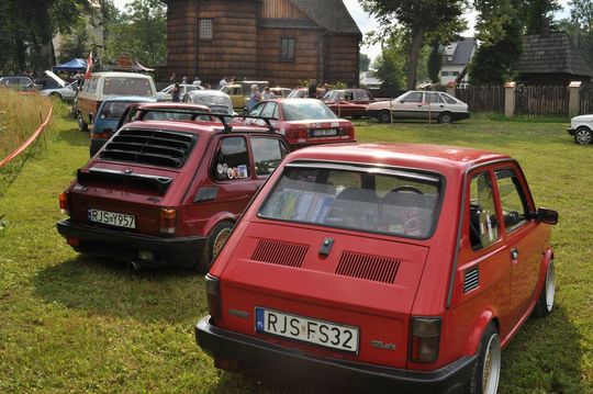 samochody i motocykle i ich kierowcy biorący udział w zlocie samochodowym