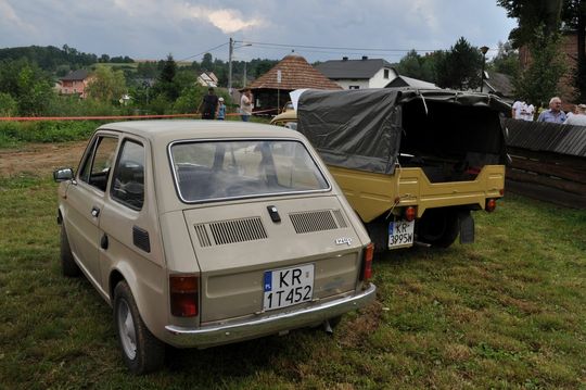 samochody i motocykle i ich kierowcy biorący udział w zlocie samochodowym