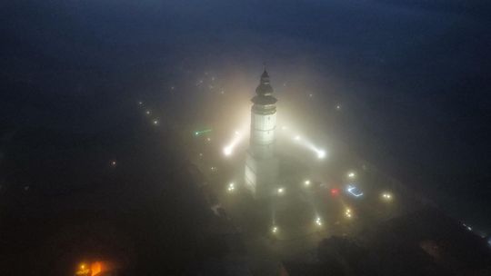 domy i wieża w Bieczu widziana z drona we mgle