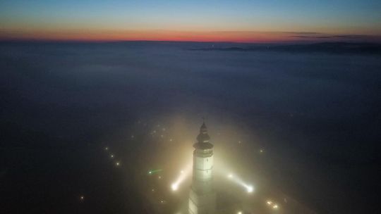 domy i wieża w Bieczu widziana z drona we mgle