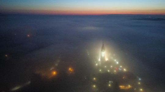 domy i wieża w Bieczu widziana z drona we mgle