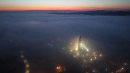 domy i wieża w Bieczu widziana z drona we mgle