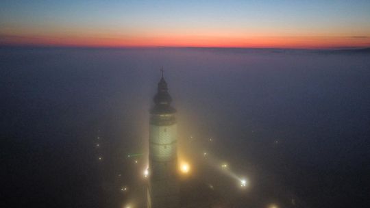 domy i wieża w Bieczu widziana z drona we mgle