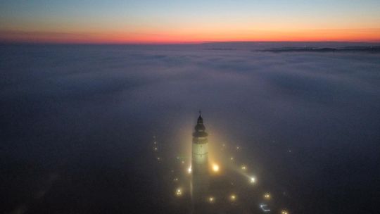 domy i wieża w Bieczu widziana z drona we mgle