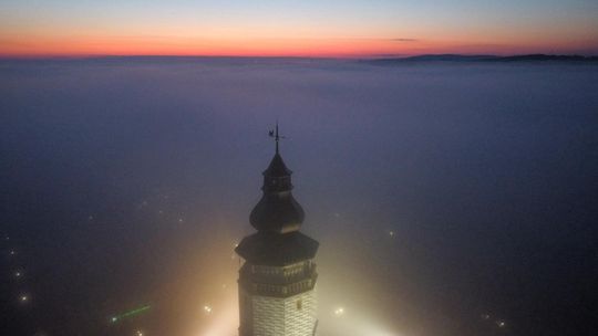 domy i wieża w Bieczu widziana z drona we mgle