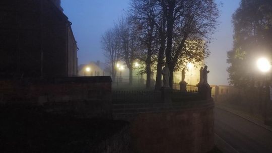 domy i wieża w Bieczu widziana z drona we mgle