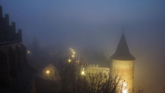 domy i wieża w Bieczu widziana z drona we mgle