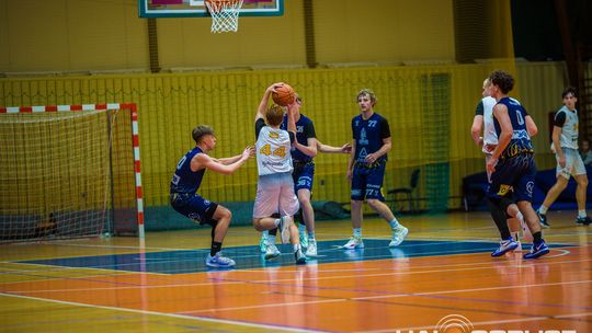 zdjęcie przedstawia koszykarzy MKS Gorlice w starciu z KS Bemke Klecza Dolna